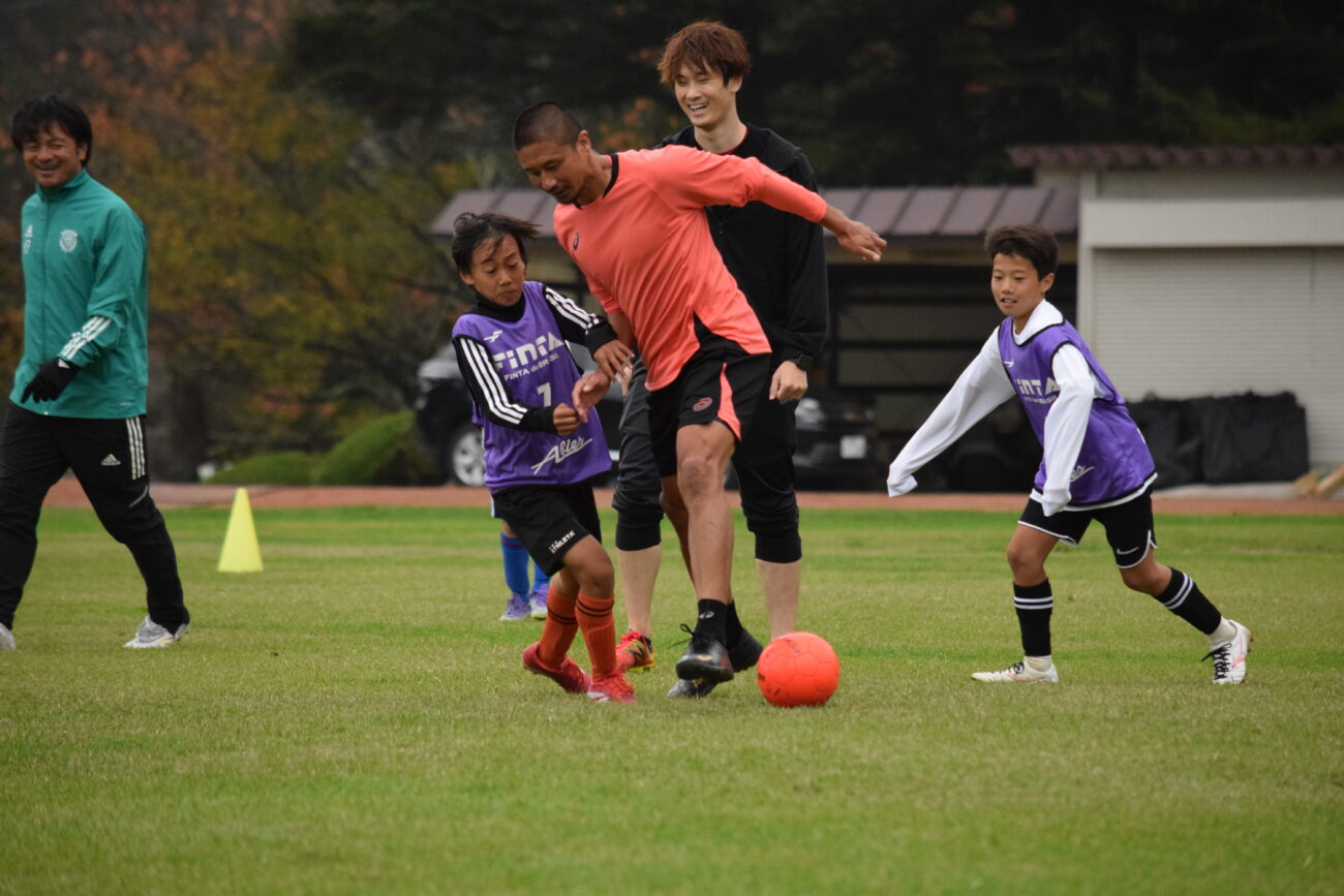 金田喜稔サッカークリニック2025-坪井慶介コーチ(長野県富士見町にて)