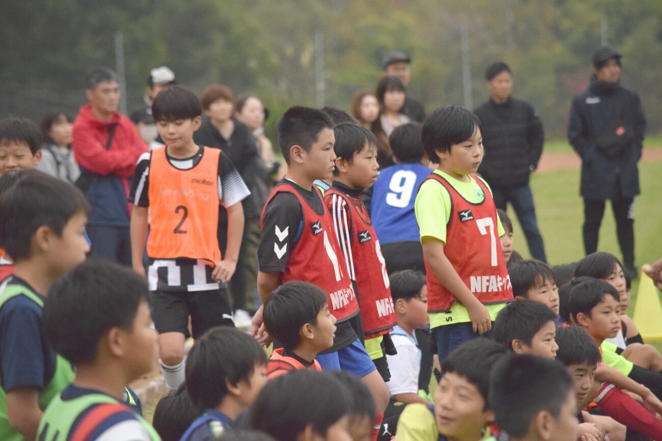 金田喜稔サッカークリニック2025-集まった小学生選手達(長野県富士見町にて)