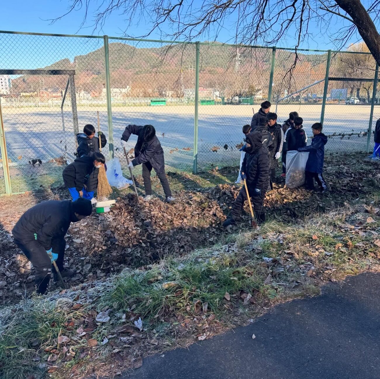 アビエススポーツクラブ-茅野市運動公園内-2025年秋の清掃作業
