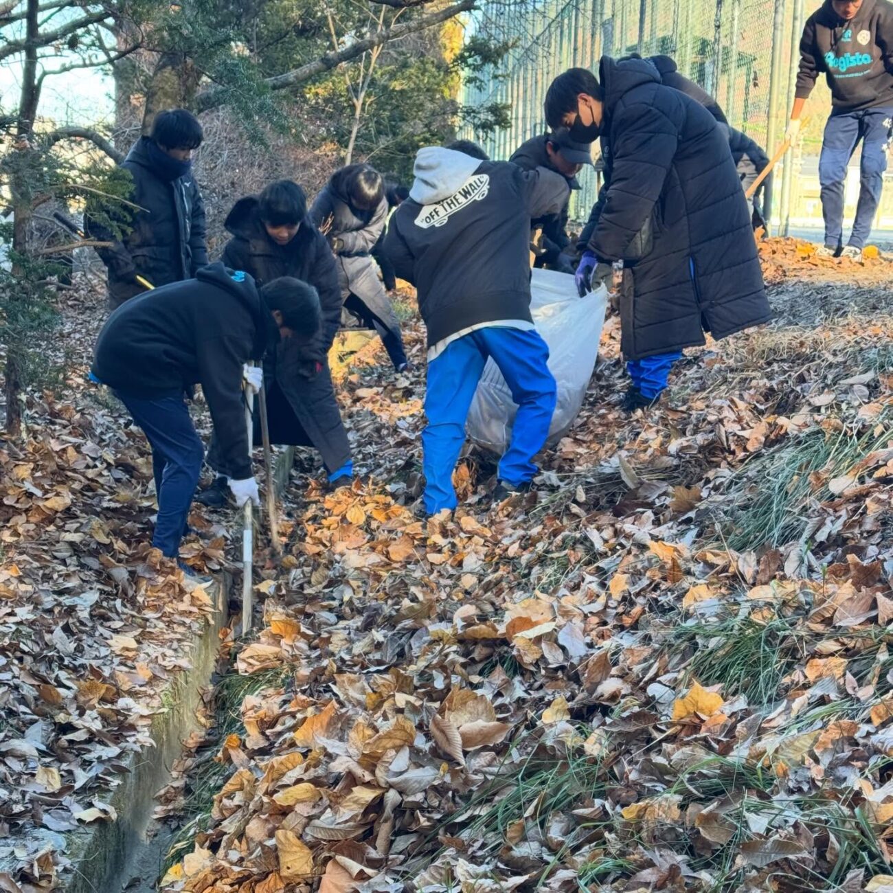 アビエススポーツクラブ-茅野市運動公園内-2025年秋の清掃作業