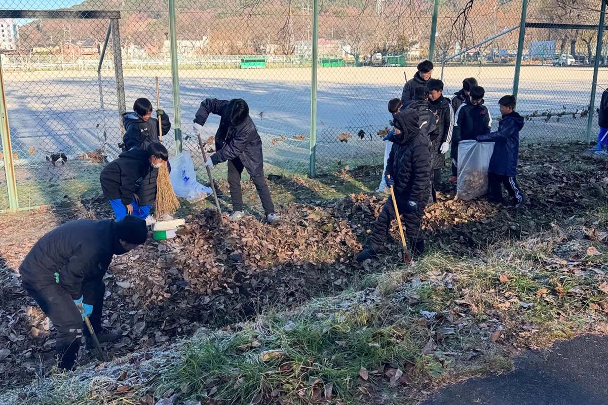 アビエススポーツクラブ-茅野市運動公園内-2025年秋の清掃作業