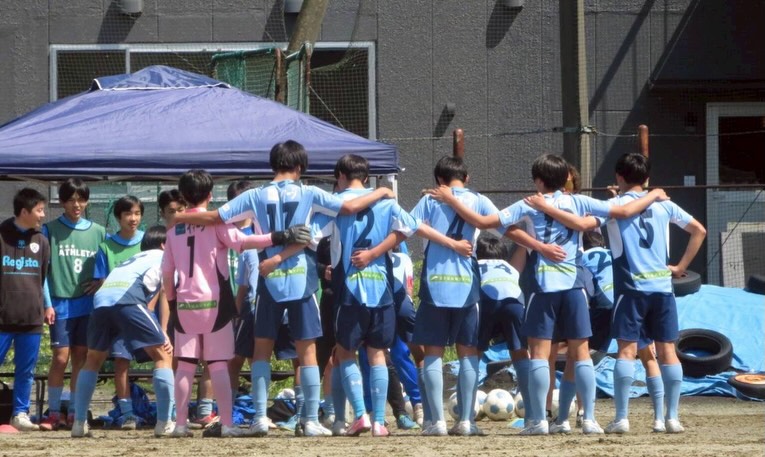 長野県南信リーグ1部2026FCアビエスジュニアユースAチーム(箕輪中学校)肩を組み