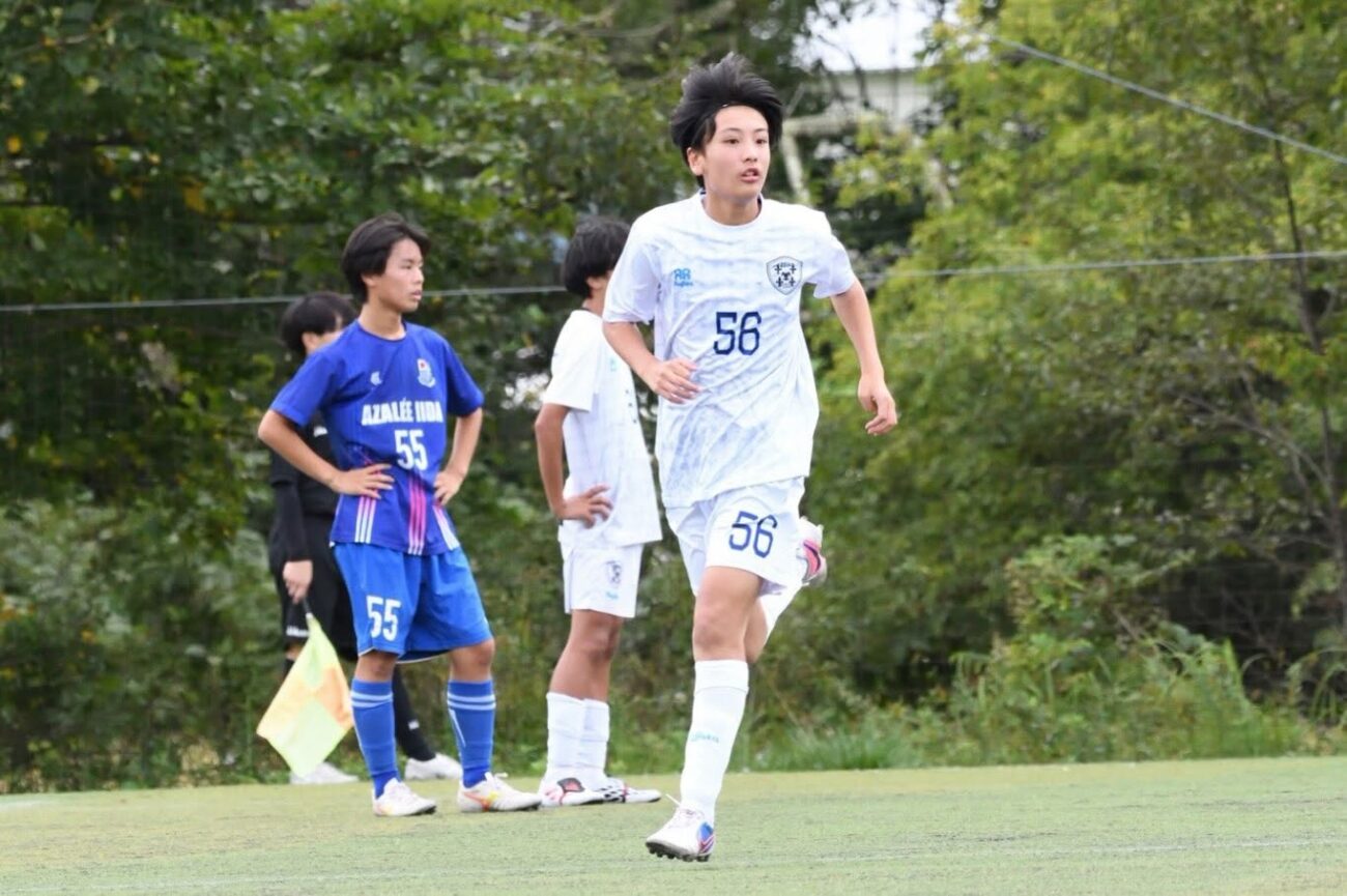 中学生年代サッカー-駆ける