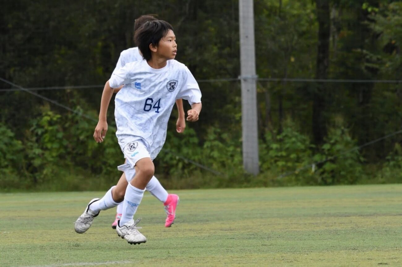 中学生年代サッカー-追う