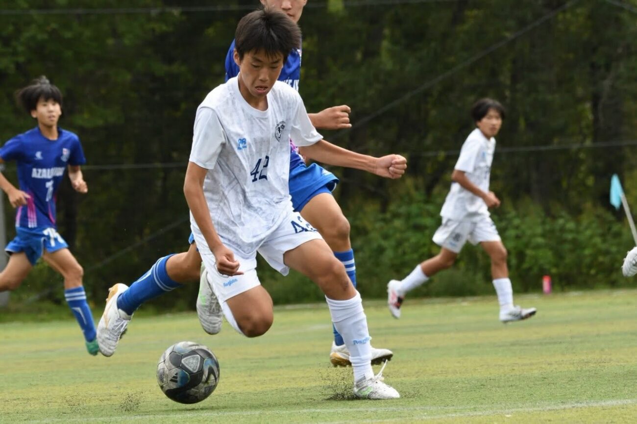 中学生年代サッカー-ドリブル