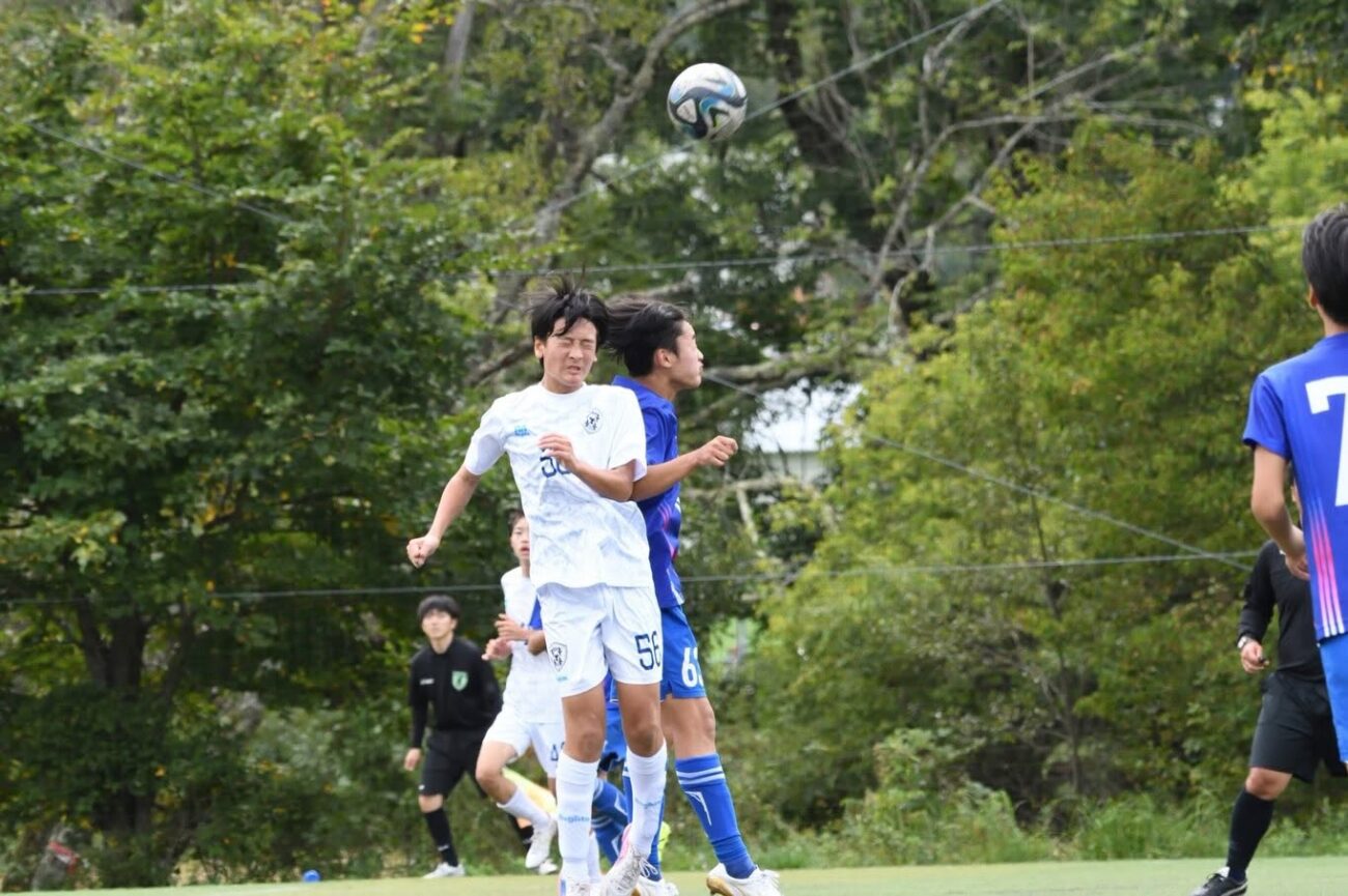 中学生年代サッカー-ヘディングを競る