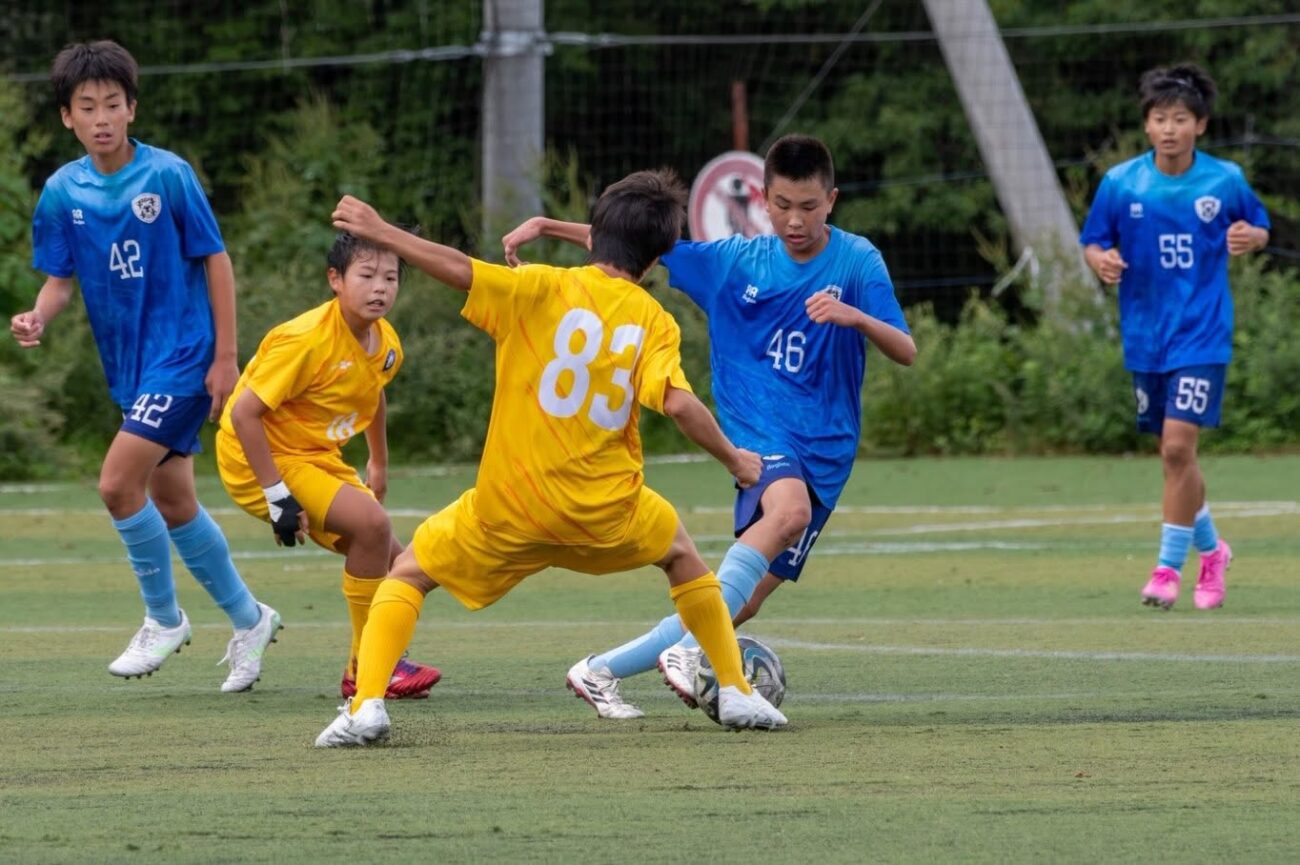 中学生年代サッカー-ドリブル