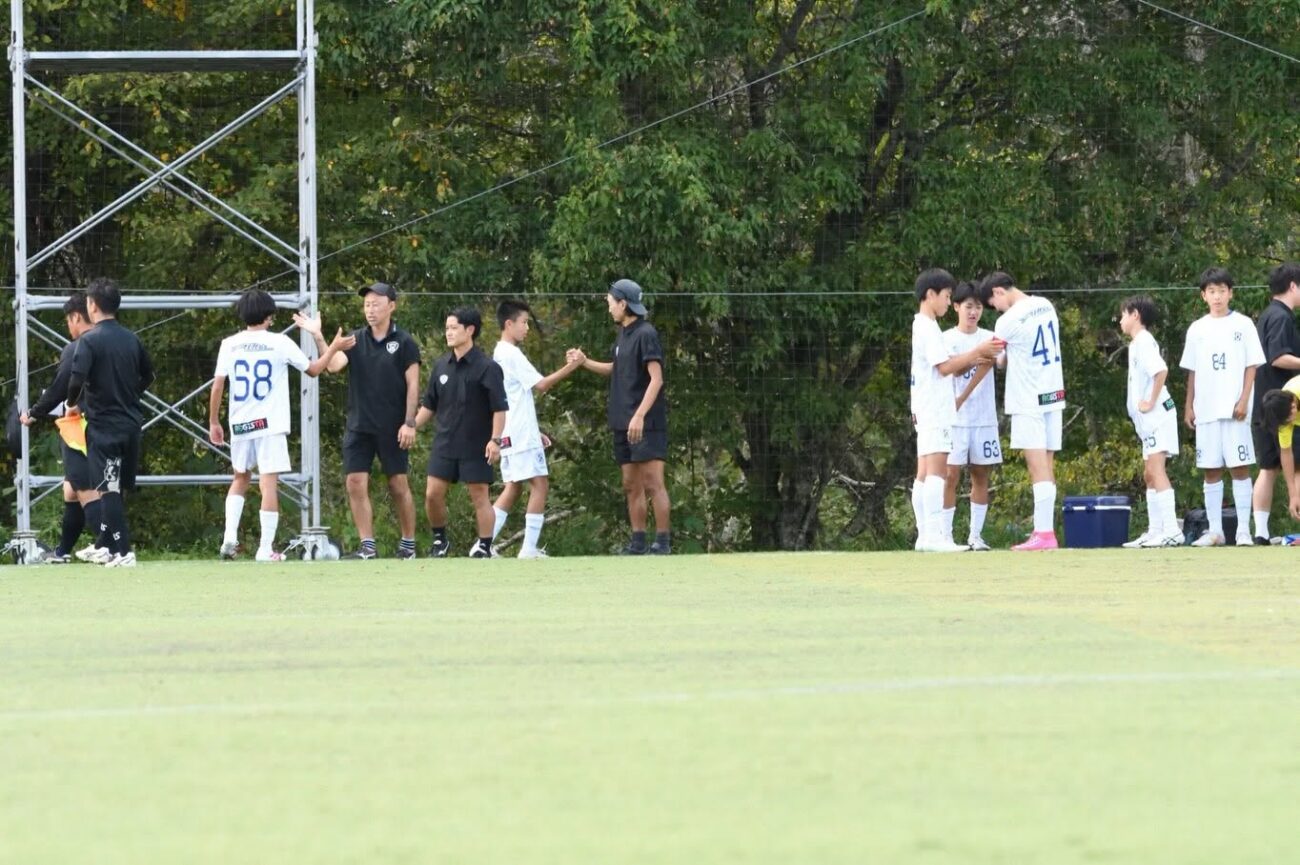 中学生年代サッカー-称える