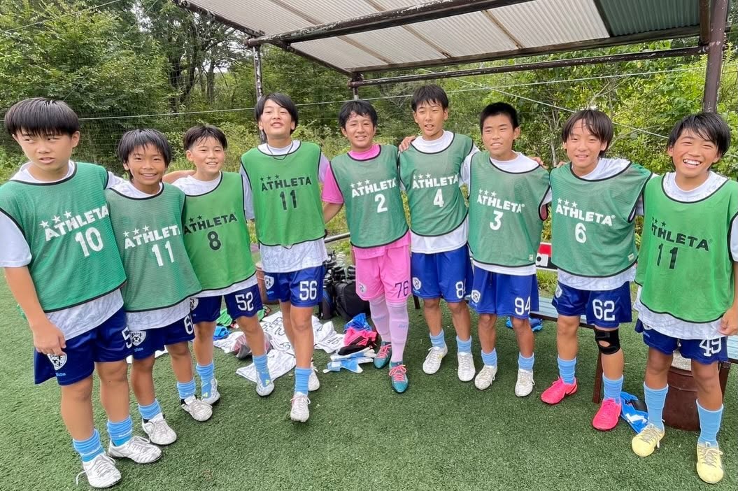 中学生年代サッカー-肩を組み