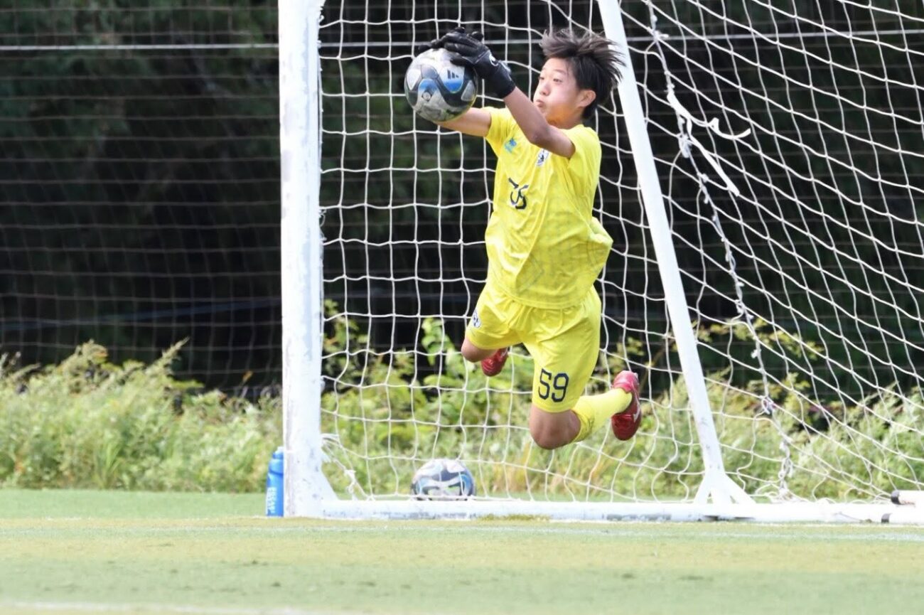 中学生年代サッカー-ゴールキーパーファインセーブ