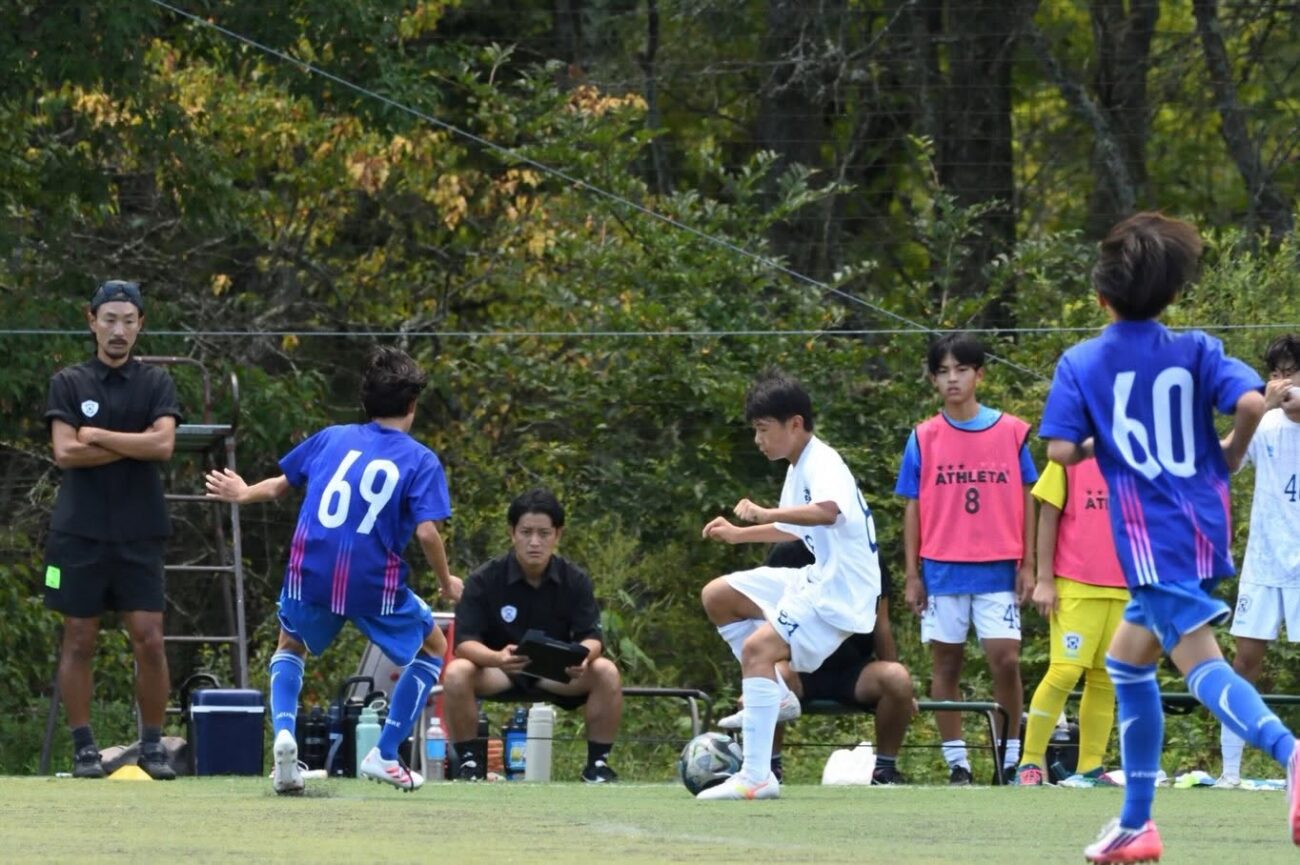 中学生年代サッカー-キープ